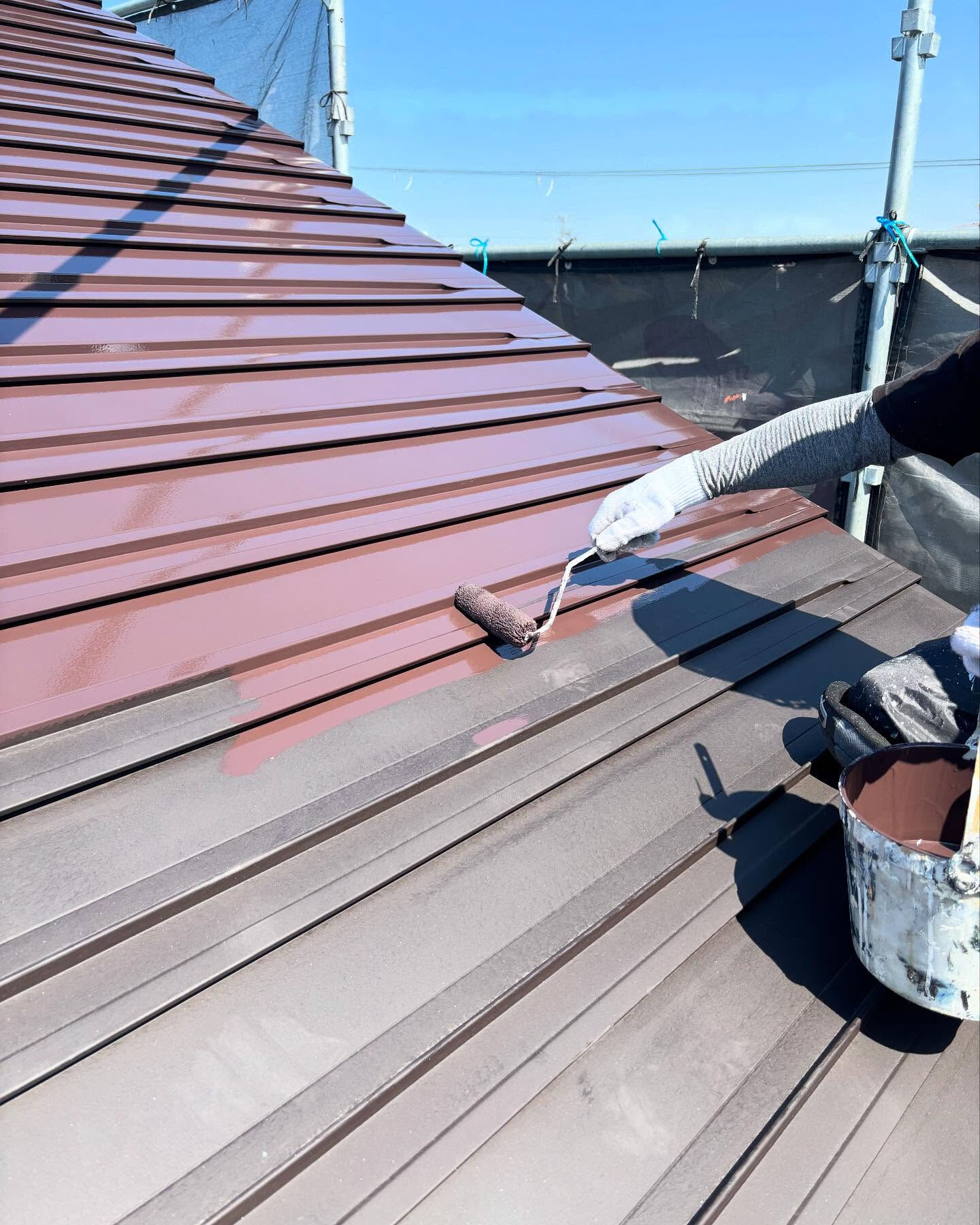 🏠✨石狩市樽川で進行中の塗装工事は屋根の上塗り塗装が完了いた