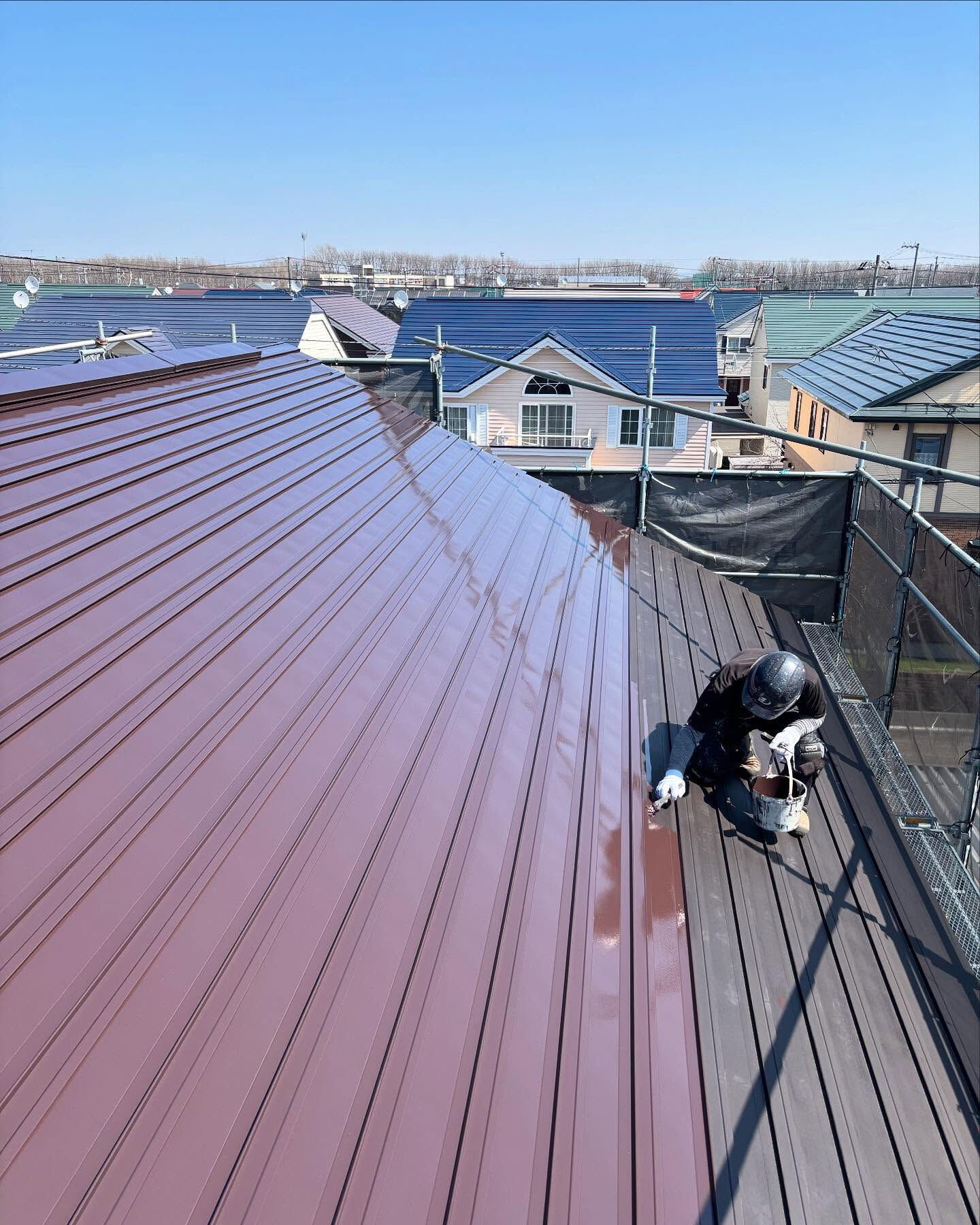🏠✨石狩市樽川で進行中の塗装工事は屋根の上塗り塗装が完了いた