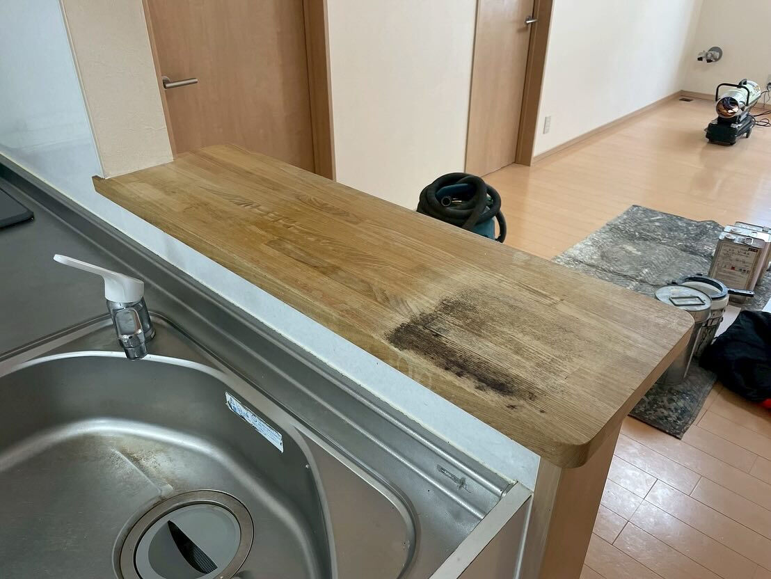 🏡✨ 思い出の詰まった家具が、年季とともに色あせてしまうこと