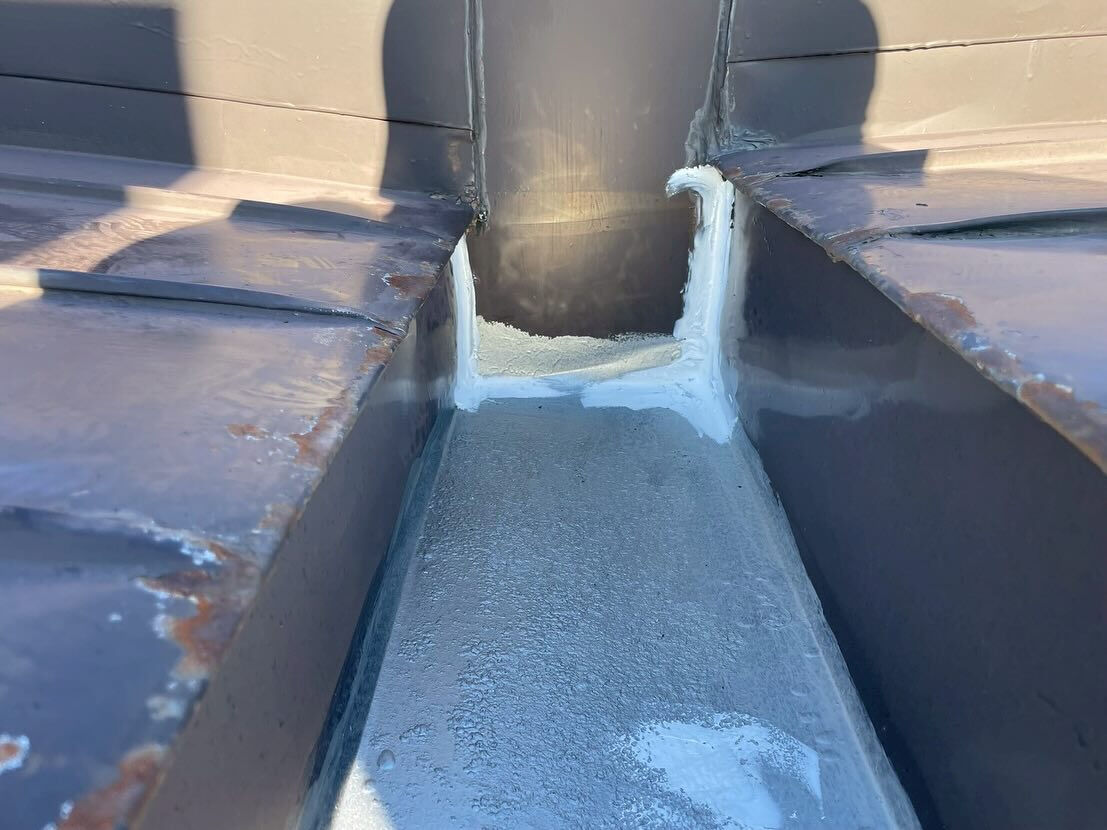こちらは、雨漏りしてしまった住宅に行なった屋根スノーダクトの