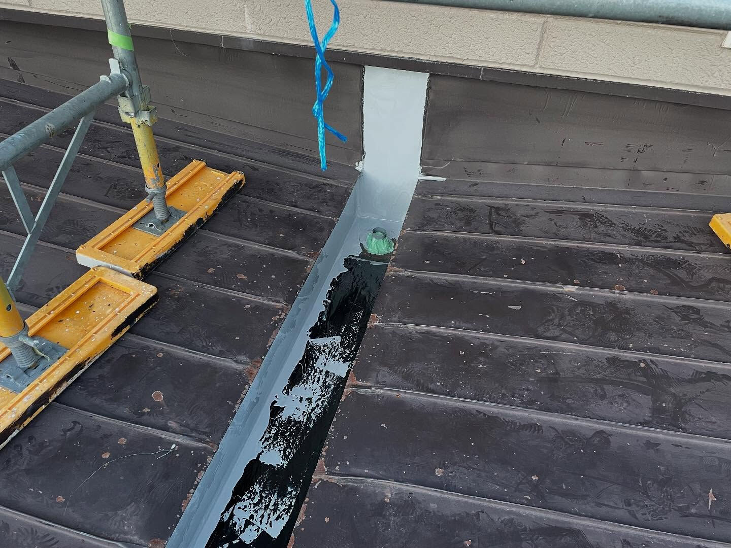 こちらは、雨漏りしてしまった住宅に行なった屋根スノーダクトの