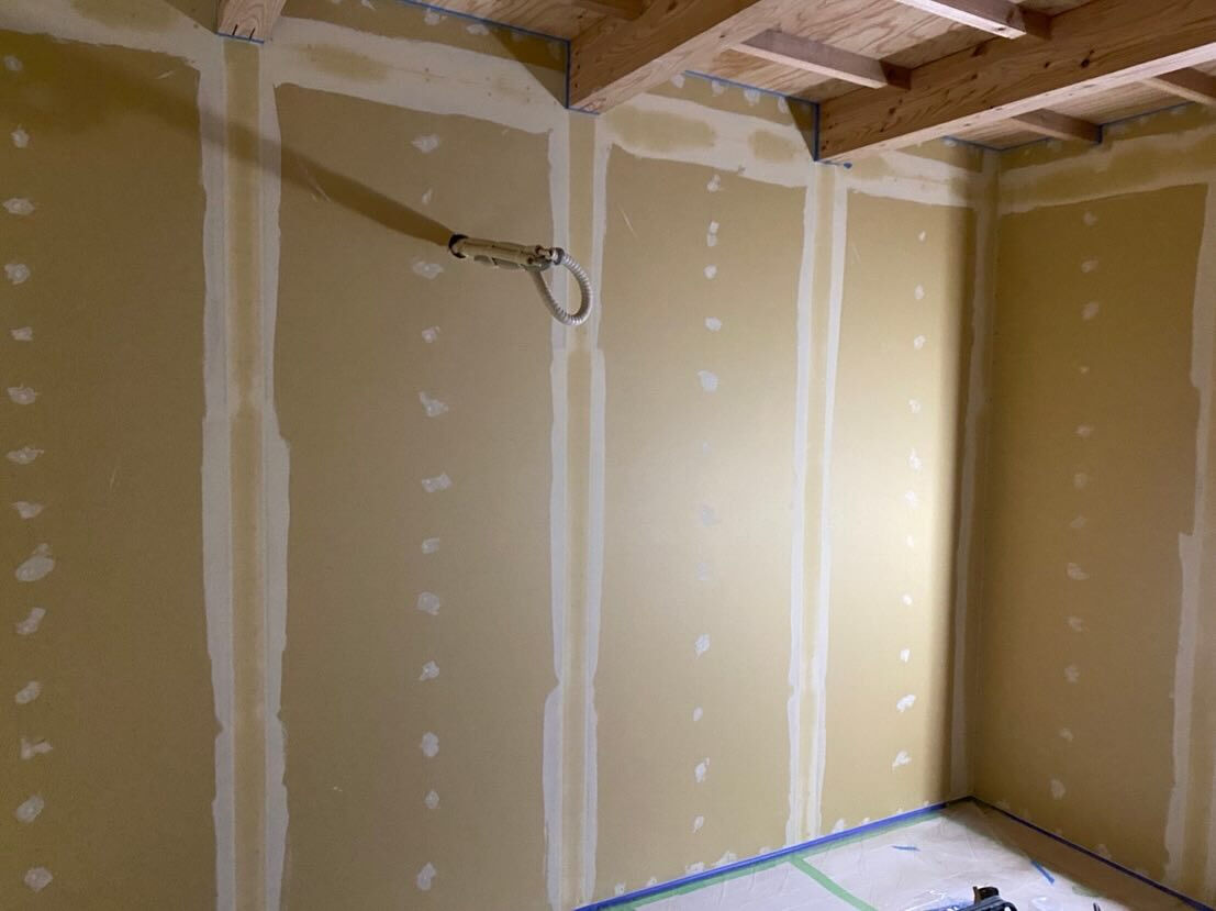 🏡✨ ご紹介します！これは新築工事の内部工事の写真ですが、一
