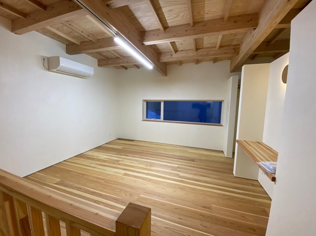 🏡✨ ご紹介します！これは新築工事の内部工事の写真ですが、一